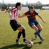 Erika V�zquez haciendo un recorte a una jugadora del Barcelona