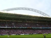 Esa tribuna y su arco