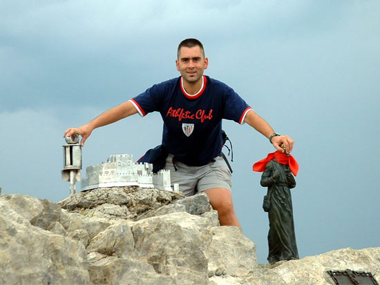 HIRU ERREGE MAHAIAn.