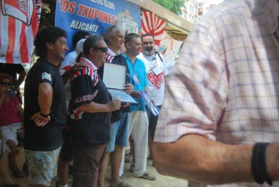 nuestro presi recibiendo el reconocimiento