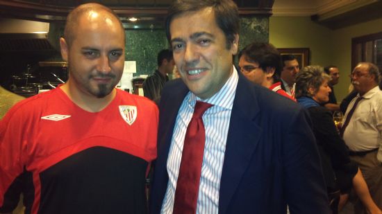 El Zulu con Macua tras el Athletic-Atlético.