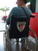 Silla y hasta pierna ortopédica..