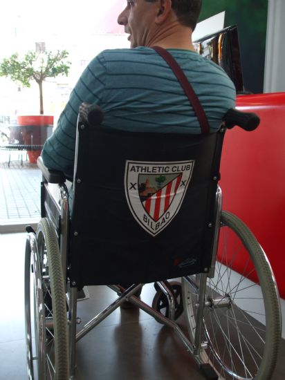 Silla y hasta pierna ortopédica..