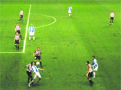 Urzaiz pelea una bola en el Athletic-Málaga.