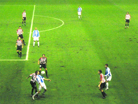 Urzaiz pelea una bola en el Athletic-Málaga.
