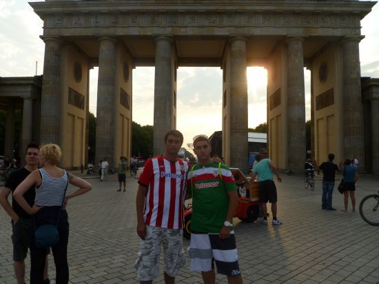 IÑAKI Y AITOR EN LA PUERTA DE BRANDENBURGO