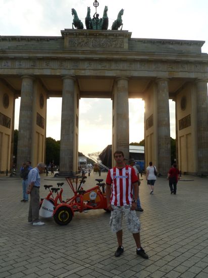 IÑAKI EN LA PUERTA DE BRANDENBURGO