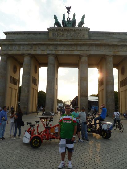 AITOR EN LA PUERTA DE BRANDENBURGO