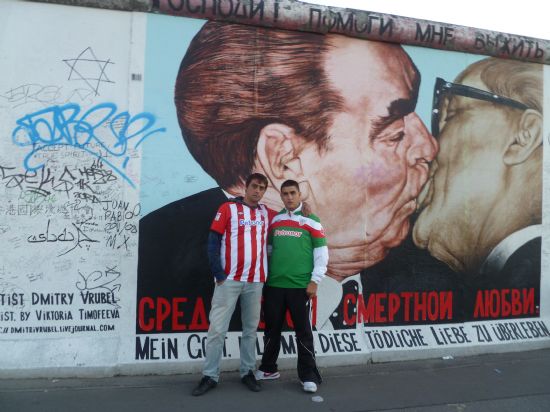 IÑAKI Y AITOR EN EL MURO DE BERLIN