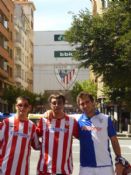  AITOR, IÑAKI Y GORKA Y DE FONDO EL ESCUDO