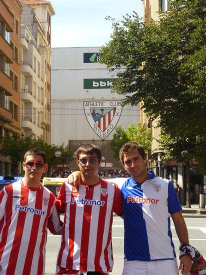  AITOR, IÑAKI Y GORKA Y DE FONDO EL ESCUDO