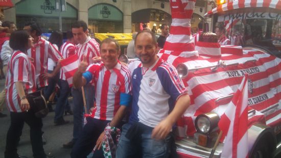 Valentino y el Zulu dándolo todo en la final de UEFA por Bilbo.