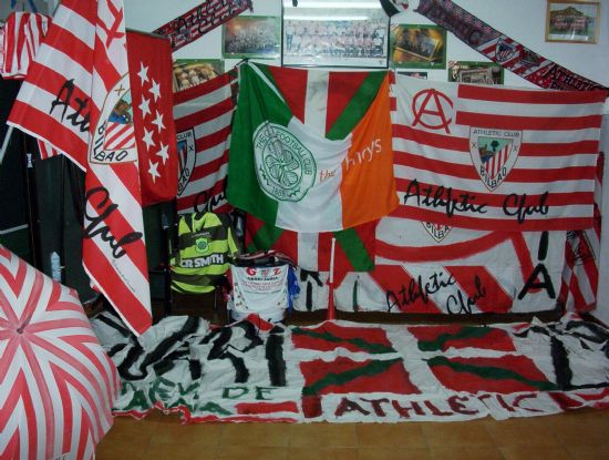Banderas en sede de la peña