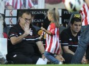 Marcelo saludando a Nerea en el césped de La Catedral