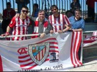 Los Montoya y José Lecona viendo a las neskas en El Cerro del Espino de Madrid