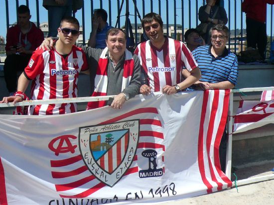 Los Montoya y José Lecona viendo a las neskas en El Cerro del Espino de Madrid