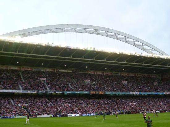 Esa tribuna y su arco