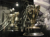Trofeos de Liga. En primer término la de 1935/36, la última entregada antes de la Guerra Civil.