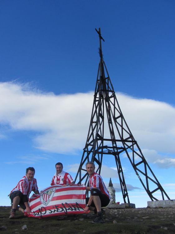En el monte Gorbea, en lo más alto, hay una cruz de amooor
