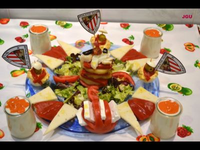 Ensalada Athletic con yogures de bacalao y salsa de pikillos