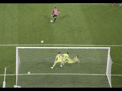 Aduriz transforma un penalty 