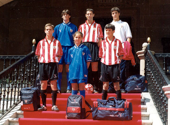 Presentación de la ropa oficial