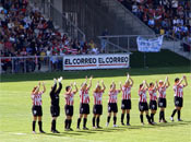 Las neskas saludando a la afición