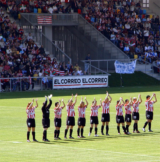 Las neskas saludando a la afición