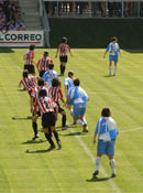 Las neskas defendiendo