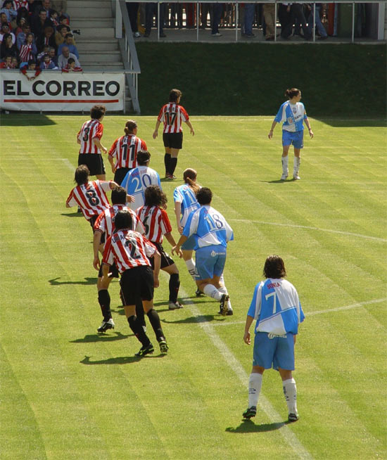 Las neskas defendiendo