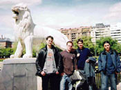 En León con dos leones