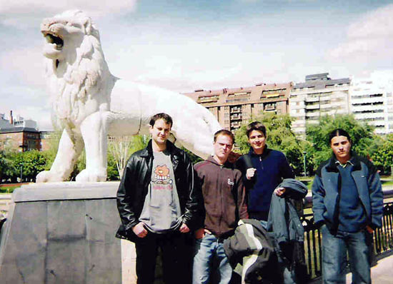 En León con dos leones