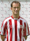 Etxebe luciendo la nueva camiseta para la temporada 2004-2005
