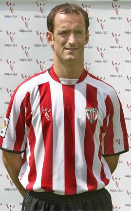 Etxebe luciendo la nueva camiseta para la temporada 2004-2005