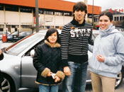 Edurne y Leire con Tiko