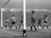 Jabo Irureta marcando un gol en la final de la UEFA