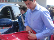 Asier firmandome la sudadera que me regalo!!