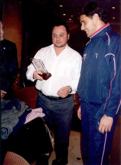 Entrega de trofeo a Dani Aranzubía