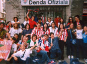 Unión entre afición del Athletic y jugadoras Hispalis.
