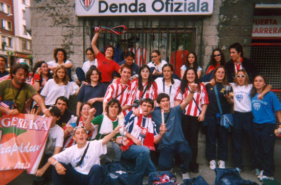 Unión entre afición del Athletic y jugadoras Hispalis.