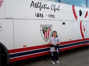 Andrea y el autobús de su equipo