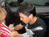 Andoni firmando