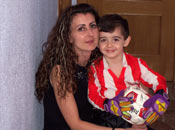 Madre e hijo; dos leones