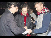 Firmándome Bordas un autógrafo en compañia de pichichi (Madrid)