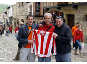 Tres rojiblancos en Santillana del Mar