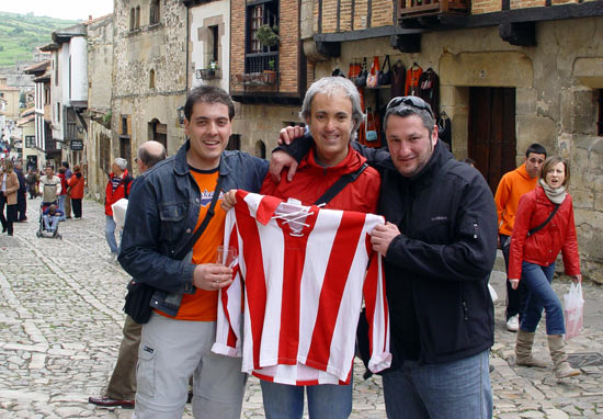 Tres rojiblancos en Santillana del Mar