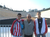Los dos leones con su mister en el Estadio Panatinaico de Atenas