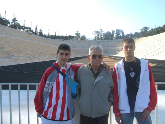 Los dos leones con su mister en el Estadio Panatinaico de Atenas
