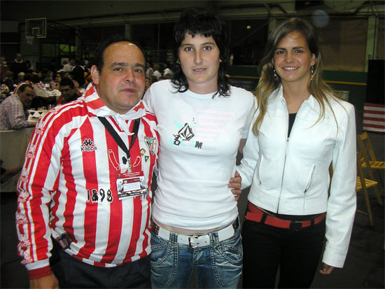 Tino y dos leonas