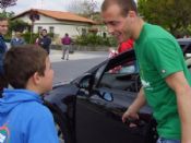Yeste sonriendo con un niño!!